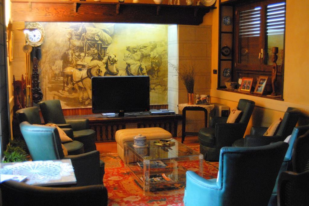 Hostal Victor Oliana Esterno foto